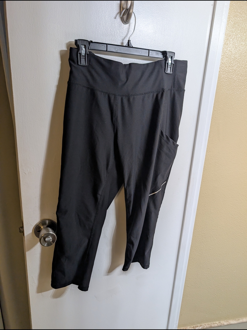 Black Capri Active Leggings with Side Pocket